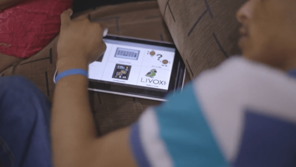 criança usando livox