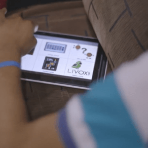 criança usando livox